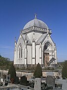 Photographie en couleurs d'une grande chapelle funéraire de style néo-byzantin dans un cimetière