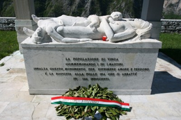 Monumento alle vittime della strage nel cimitero di Vinca.png