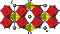 Structure de la mounanaïte, projetée sur le plan (a, b). Gris : Pb, rouge : Fe, jaune : V, vert : F, bleu : O. Les atomes d'hydrogène ne sont pas représentés.