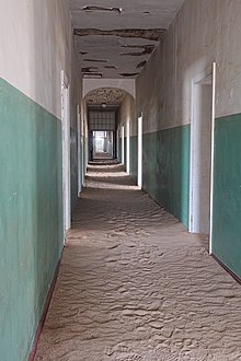 Les couloirs de l'hopital de Kolmanskop envahis par le sable.