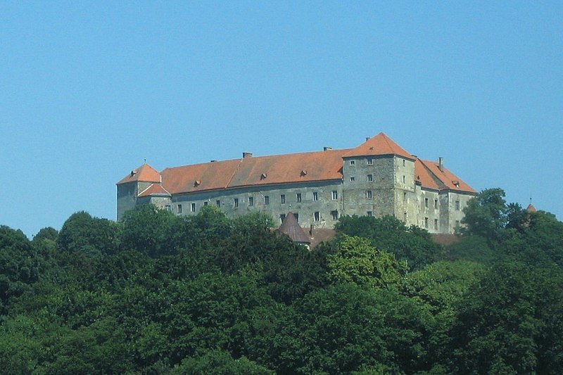 File:Neulengbach Burg01crop 2008-06-22.jpg