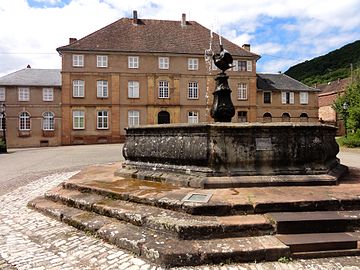 Edifício do hotel e fonte (século XVIII)