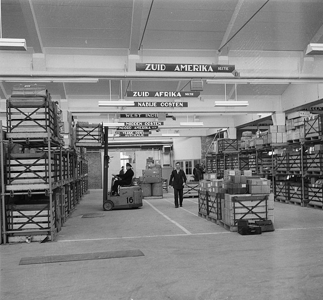 File:Nieuwe loods magazijn Schiphol interieur, Bestanddeelnr 904-9759.jpg