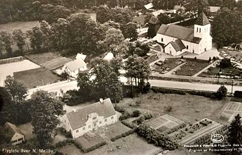 Norra Mellby kyrkby med prästgård och kyrka 1946