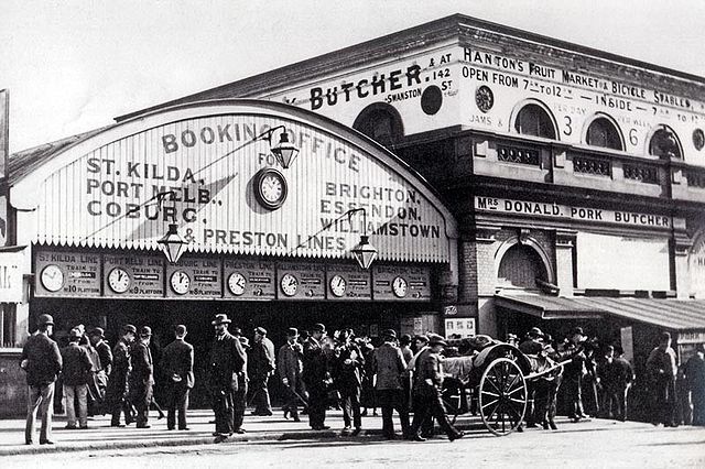 The pre-1910 Flinders Street railway station building on Swanston Street
