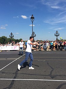Tony Estanguet effectuant une démonstration de tennis sur le pont Alexandre-III lors de la journée olympique en juin 2017.