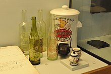 Photo de bouteilles de vinaigre Martin Pouret et distributeur de moutarde Dessaux Fils.