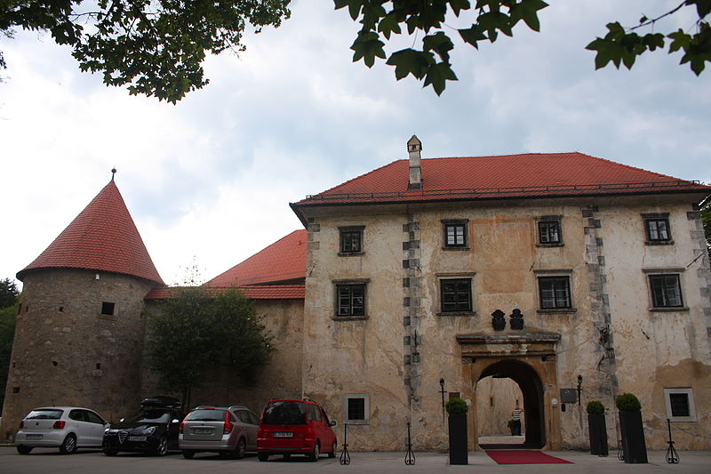 File:Otočec Castle (13980078960).jpg