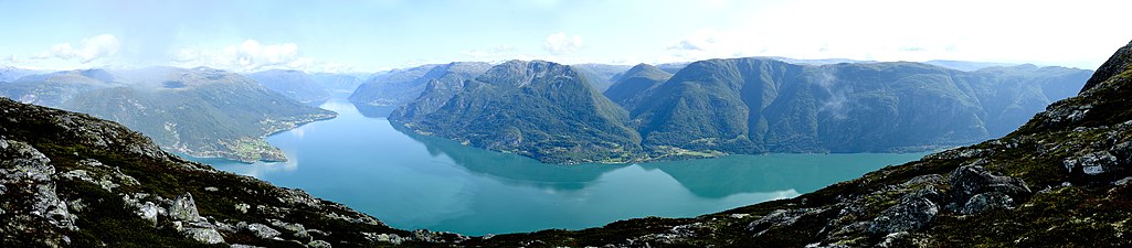 Panorama des Lustrafjords vom Berg Molden aus