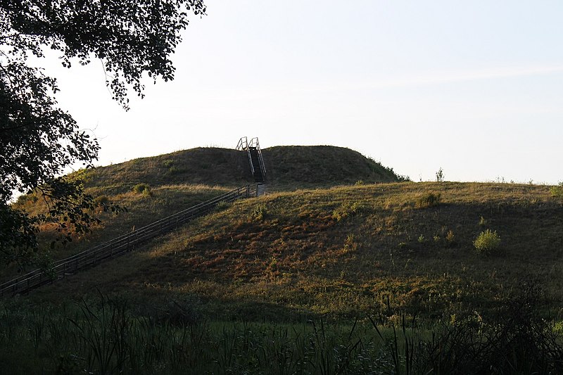 File:Paveisininkų piliakalnis (2).JPG