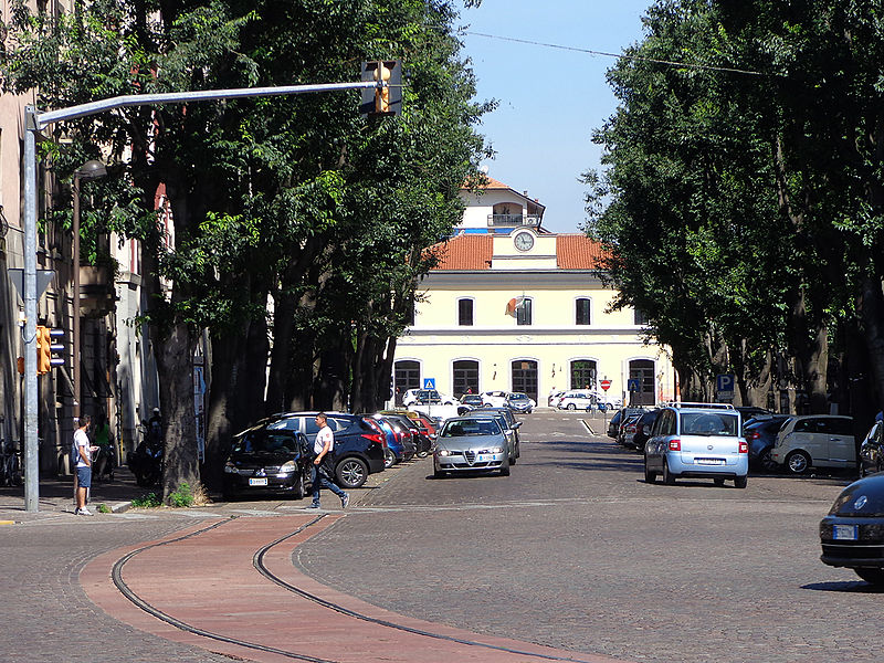 File:Pavia piazzale Minerva verso stazione.JPG