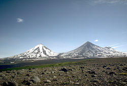 Mount Pavlof vpravo