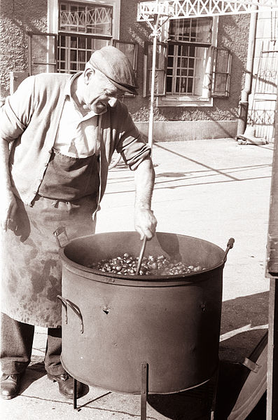 File:Pečenje kostanja v Mariboru 1961 (2).jpg