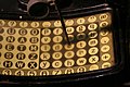 Nærbillede af pegepind og plade i Mignon-skrivemaskine.