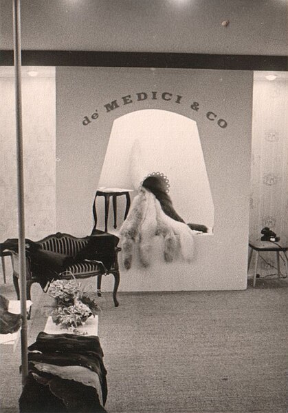 File:Pelzhandels-Zentrum Niddastraße S. 20, Rauchwarenmesse 1962, Dé Medici, Milano.jpg