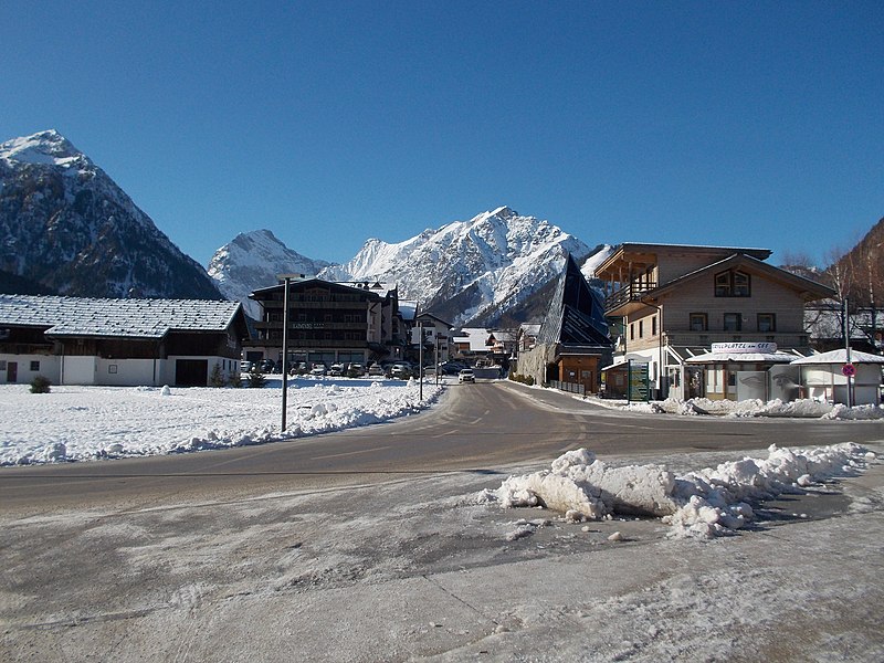 File:Pertisau centre in winter.jpg