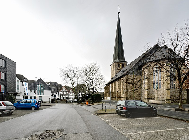 File:Petrikirche-Kirchenhuegel.jpg