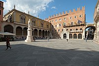 Il palazzo del Podestà, sulla destra, e la loggia del Consiglio, sulla sinistra