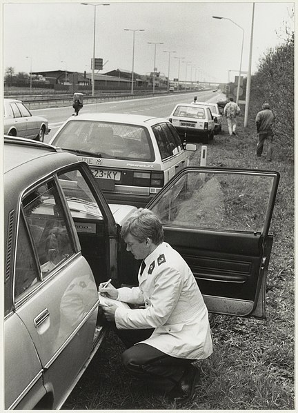 File:Politiecontrole op de A5 bij Halfweg. NL-HlmNHA 54031986.JPG