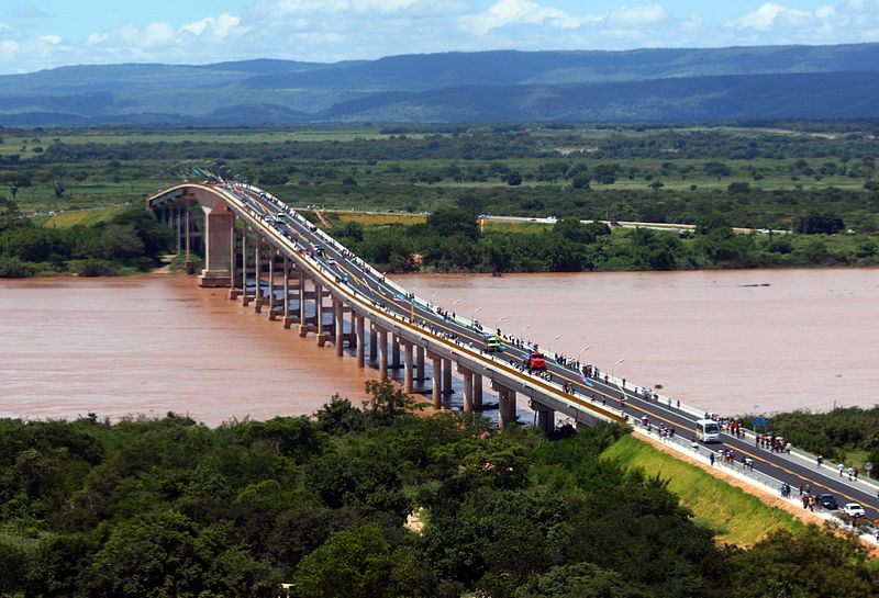 Ficheiro:Ponte entre os municÃ­pios de Carinhanha e Malhada (2010).jpg