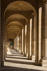 "Portico_gallery_perspective_École_Militaire_Cour_d'Honneur_Paris.jpg" by User:Jebulon