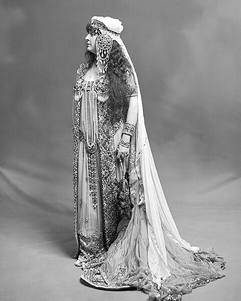 File:Princess Francis Edmund von Hatzfeldt in the role of "Queen Esther".jpg