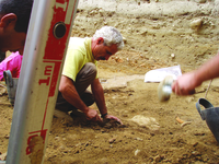 Панайотис Занетакис, водещ реставратор на археологическите проучвания на сектор Промахон (2001 г.)