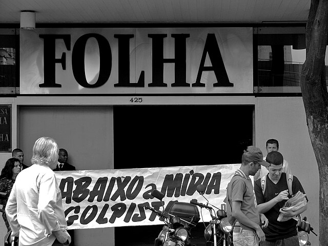 Protest against Folha on 7 March 2009, during the ditabranda scandal. The sign reads "Down with the pro-coup media".
