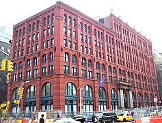 Puck Building, New York, särskild tolkning av nyromansk som kallas Rundbogenstil (1885-1886)