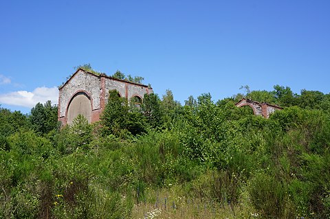 The ruins seen from the south. We can even buildings machine extraction wells A and B.