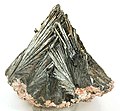 Adatiški piroliuzito kristalai ant granito paviršiaus