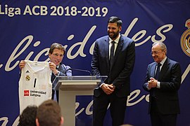 Recepción al Real Madrid de Baloncesto en el Ayuntamiento tras ganar su 35 título de Liga 04.jpg