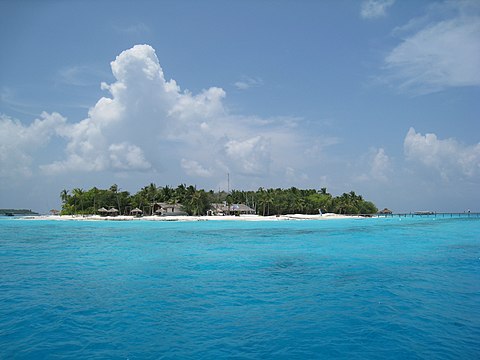 Horizon islands. Мальдивы Fonimagoodhoo Island. Ризи Бич Мальдивы. Острова и море. Остров на горизонте.