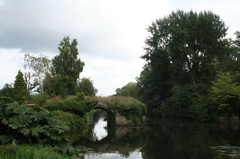 File:Remains of old castle bridge.JPG