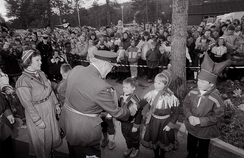 File:Representanter for det første Sametinget. Plenumsmøtene ble holdt i daværende Samelandssenteret i Karasjok fram til åpeningen av Sametingsbygningen høsten 2000. Foto Harry Johansen. (11083026604).jpg