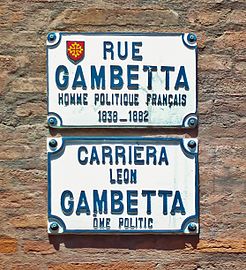 Plaques de rue en français et en occitan.