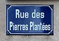 Plaque de la rue des Pierres-Plantées, en mars 2019.