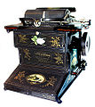La machine de bureau de Sholes & Glidden, inventée par Christopher Latham Sholes, Carlos Glidden et Samuel W. Soule en 1868.