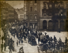 Am Neuen Brunnen (Albrecht-Dürer-Platz) um 1900, mit Straßenbahnschiene. Wanderversammlung der bayerischen Landwirte