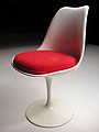 La Tulip chair di Eero Saarinen, con seduta in vetroresina e base in alluminio