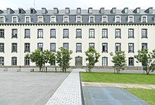 Resim açıklaması Saint-Brieuc Sanat okulu, Georges Popidou esplanade.jpg'den binanın görünümü.