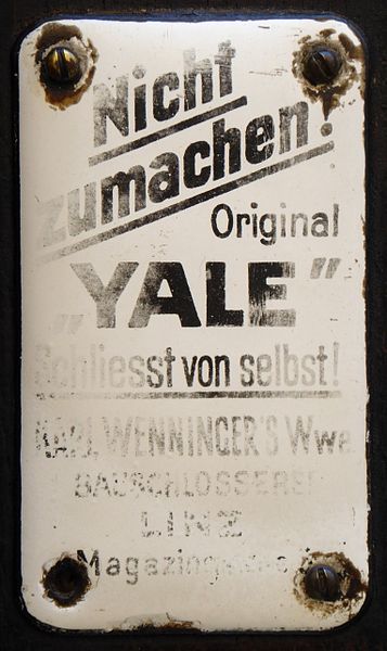 File:Schild für Yale-Türschließer, 1.jpeg