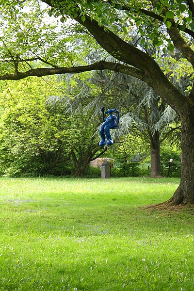 File:Schlosspark-Köln-Stammheim-Kunst-am-Baum.JPG