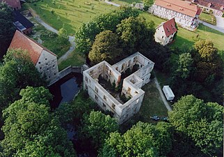 Ruïne Schloss Störmede (2004); nadien herbouwd