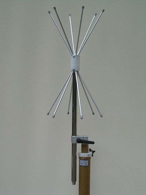 Vertical polarized VHF-UHF biconical antenna 170–1100 MHz with omnidirectional H-plane pattern