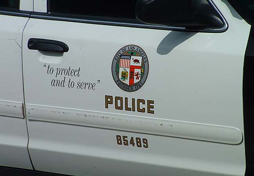 Het motto van de LAPD op de deur van een politieauto
