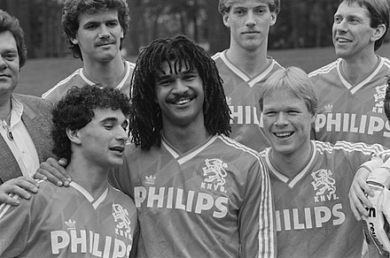 Gerald Vanenburg (gauche), Ruud Gullit (centre) et Ronald Koeman (droite) posant pour une photographie de groupe lors d'un entraînement de la sélection néerlandaise à Zeist, en 1988.