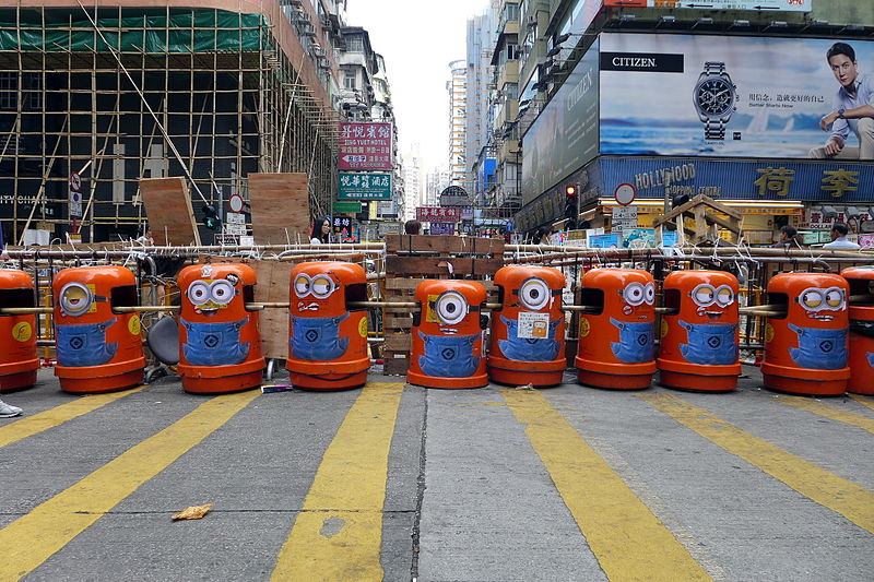 File:Shantung Street Minion Rubbish Bin Roadblock 20141026.jpg