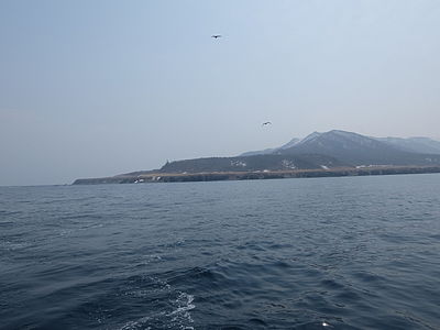 从海上看到的知床岬及知床灯塔