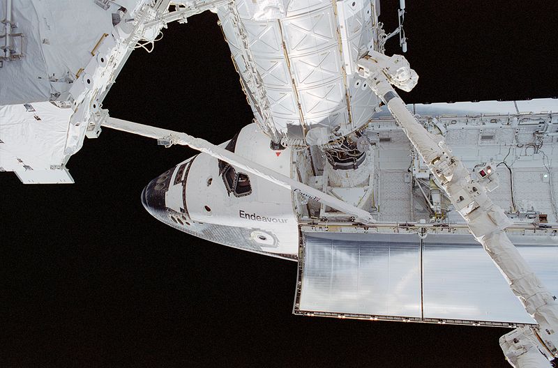 File:Shuttle Endeavour angedockt an der ISS.jpg